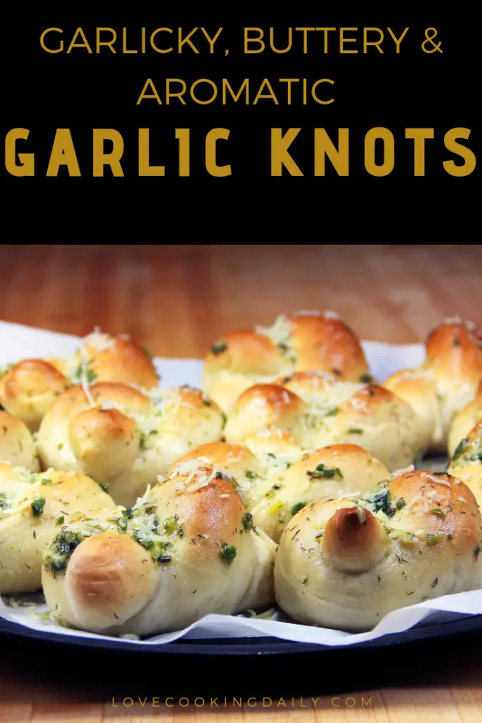 GARLICKY, BUTTERY AND AROMATIC GARLIC KNOTS