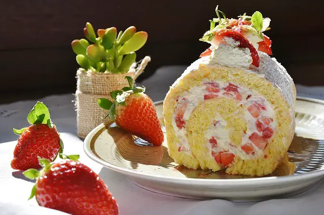 This Strawberry Shortcake Cake Roll Is The Perfect Cake For Any Occasion