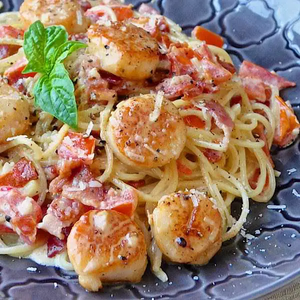 This Quick And Easy Creamy Garlic Scallop Spaghetti With Bacon Makes A Super Romantic Dinner For Two