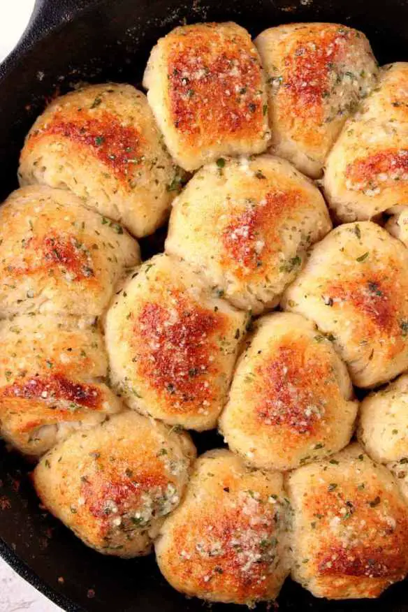 These Buttery Garlicky And Cheesy Skillet Rolls Are Melt-In-Your-Mouth Delicious