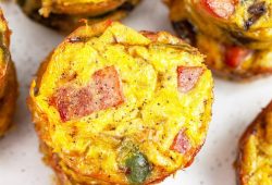 Baked egg muffins with ham, peppers and cheddar