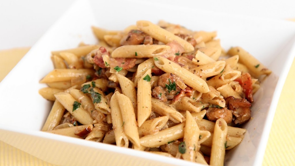 This Creamy Pasta With Chicken And Bacon Recipe Is Absolutely Unbelievably Good