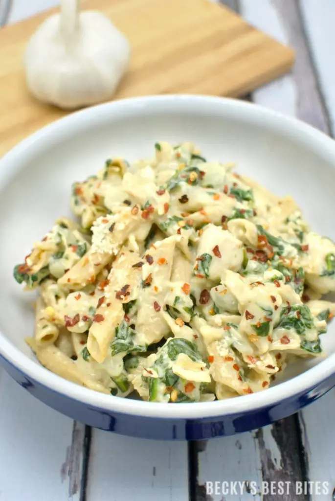 This Creamy Garlic Spinach Chicken Pasta Looks So Incredible!