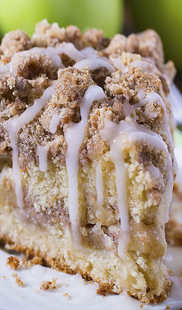 Delicious And Easy Cinnamon Apple Crumb Cake