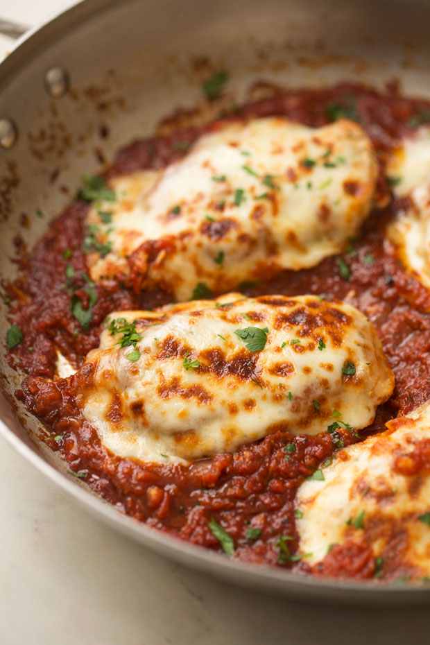 These 30 Minute Chicken Recipes Are Great Dinner Ideas For Tonight-30 Minute Mozzarella Chicken in Homemade Tomato Sauce